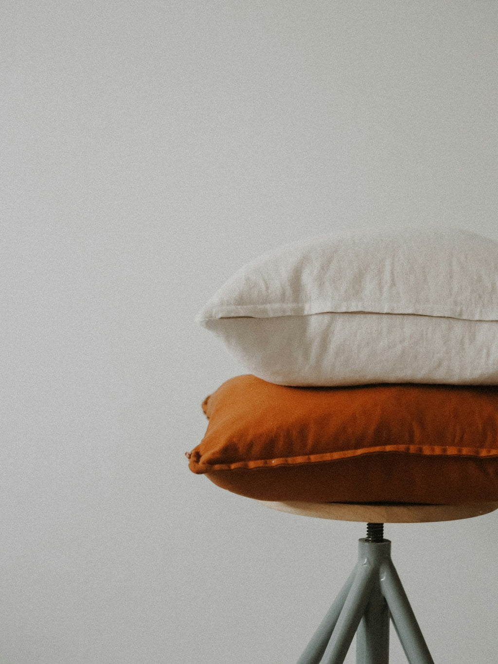 Linen cushion covers in natural and rust