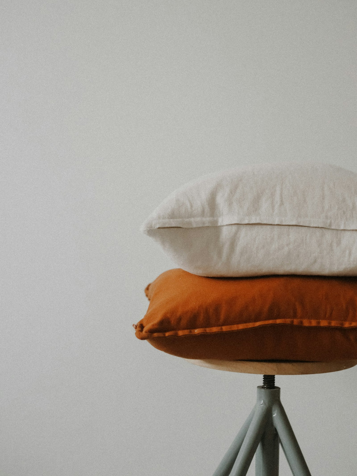Linen cushion covers in natural and rust
